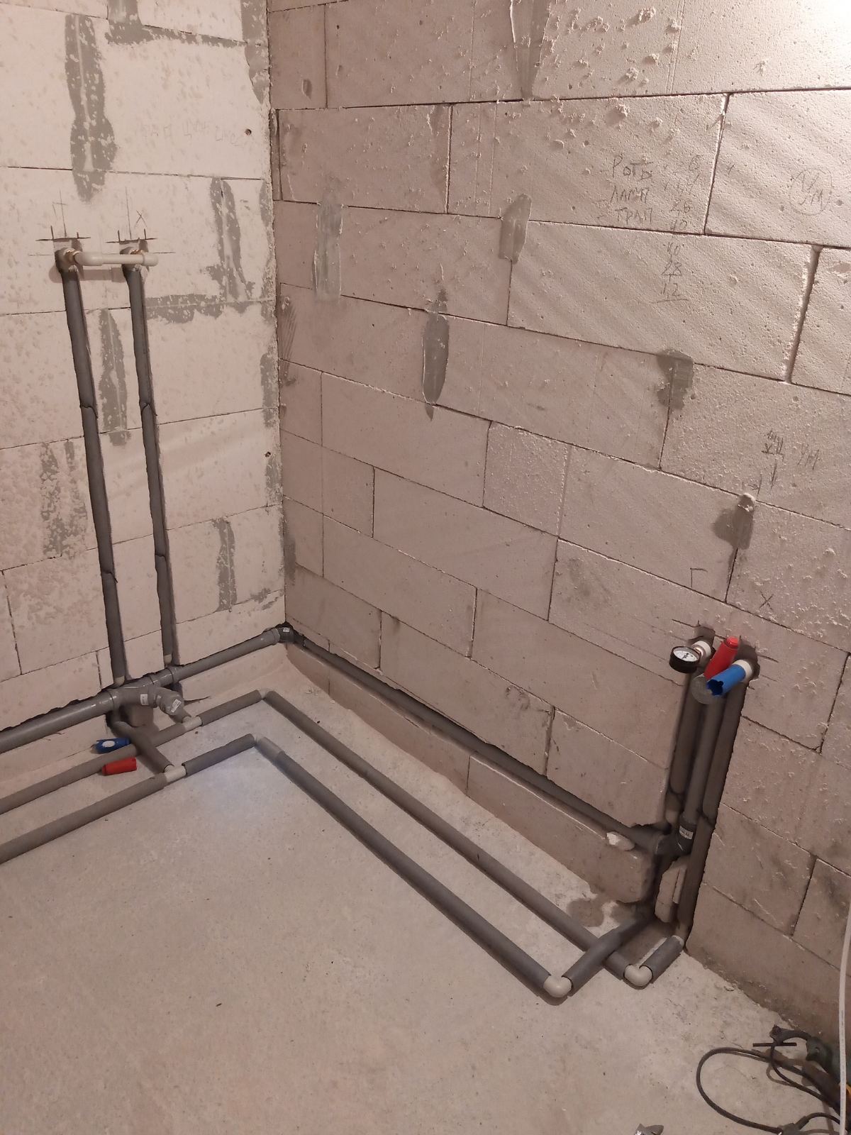 виводи води для підключення душової кабини та умивальника